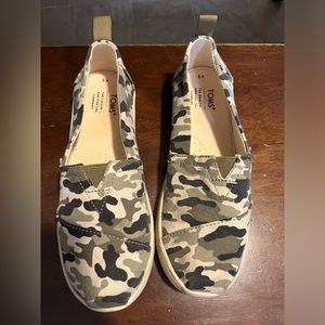 Boys camo size 3 Tom’s youth alpargata espadrilles